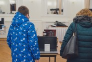 Sala lustrzana z komputerami - na zdjęciu pracownicy firmy MMJ, oraz przedstawiciele UM.