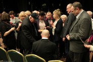Alosza Awdiejew podpisujący płyty po zakończonym koncercie