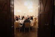 Diamentowe i Złote Pary w SCK Zameczek. Widok przez drzwi.