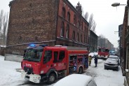 Wóz strażacki przy kamienicy w której wybuchł pożar.