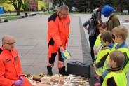 Przedszkolaki zapoznają się z działaniem automatycznego defiblyratora