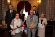 Pamiątkowe zdjęcie pary obchodzacej jubileusz Godów z władzami miasta (5)
