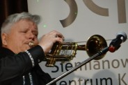 Stefan Dembowski gra na trąbce
