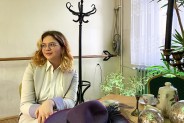 Aktorka wcielająca się w rolę Karoliny Kowalskiej w salonie zaaranżowanym w sali baletowej…