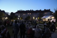 Publiczność przed oświetloną sceną