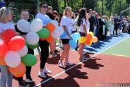 Na pierwszym planie cheerleaderki ZS Cogito, na drugim zaproszeni gości i widzowie