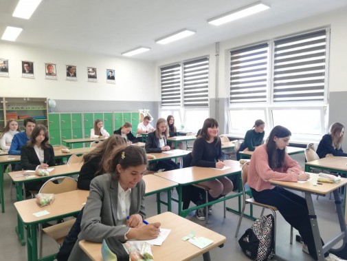 Uczniowie w czasie dyktanda