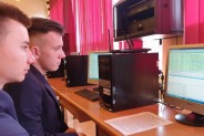 Informatycy konfigurujący sieć komputerową