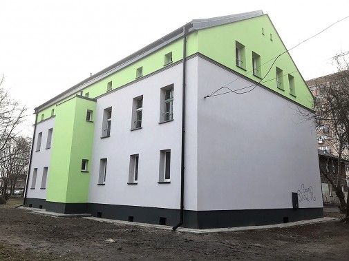 Nowa elewacja przy ul. Poprzecznej 2 została, niestety, już zdewastowana.