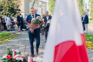 Przedstawiciel Straży Miejskiej składający kwiaty