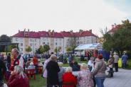 Widownia na skwerze - w tle scena