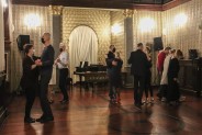W sali Willi Fitznera pary uczą się tańczyć milongę