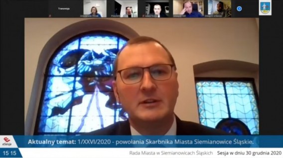 Przewodniczący Rady Miasta prowadzący obrady w trybie online