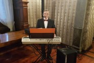 Prowadzący chór Wesoła Jesień gra na instrumencie, akompaniując