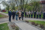 Wiązankę kwiatów składają siemianowiccy radni, pod przewodnictwem Marcina Janoty