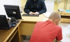 Włamywacz w kajdankach