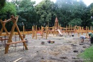 Ostatnie prace na nowo powstającym placu zabaw na Pszczelniku (4)