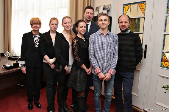 Uczniowie klasy 3a: Hanna Erbel, Sylwia Imiolek, Daniel Skowronek i Wiktoria Rytkowska zwycięsko…