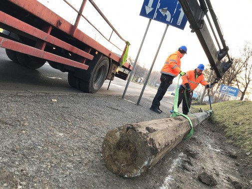 Stare, betonowe, wysłużone słupy zostaną zastąpione nowoczesnymi i bezpiecznymi.