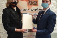 Dyrektor szkoły z uczniem