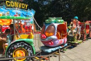 W lokomotywie siedzą dwie dziewczynki.