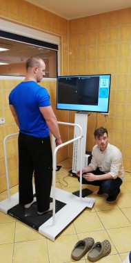 Pacjent stojący na platformie stabilizującej