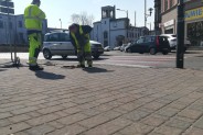 Prace przy montażu słupków uniemożliwiajacych nieprawidłowe parkowanie przy Rondzie Macieja.