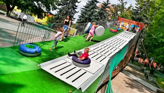Snowtubing latem na siemianowickim Rynku Miejskim.