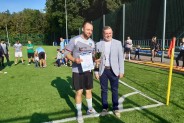 Sekretarz Miasta Siemianowice Śląskie wręczający puchar i dyplom  kapitanowi drużyny, która…