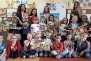 Uczennice z grupą przedszkolaków w ramach akcji „PoczytajMy”