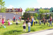 Dzieci na trawniku przeciągają linę