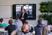 Wykład Łukasza Lamży na temat najnowszych technologii, testów i badań robotów humanoidalnych