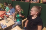 Dzieci siedzą w Parku Tradycji