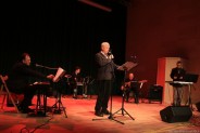 Artyści na scenie - na pierwszym planie Piotr Dwornik