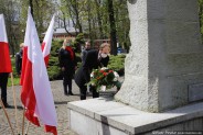 Delegacja radnych SMS pod przewodnictwem radnego Marcina Janoty składa wiązankę kwiatów przy…