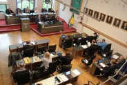 Widok z góry na salę podczas obrad