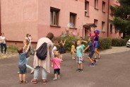 Prowadząca puszcza ogromne bańki mydlane, a wokół pełno dzieci