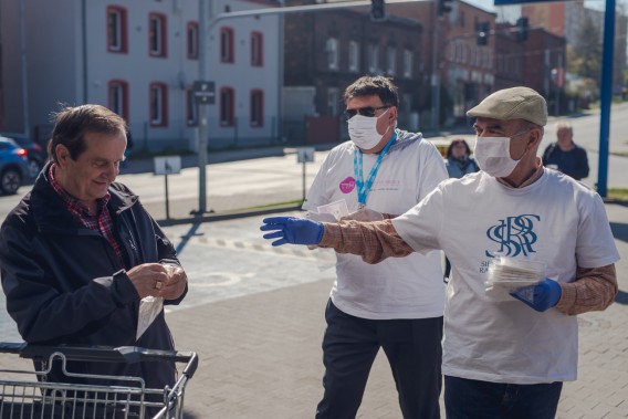 Dzisiaj rozdano pierwszą partię maseczek ochronnych uszytych dla Seniorów w ramach akcji…