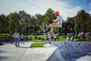 Młodzież na skateparku