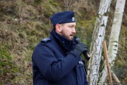 Policjant mówiący do mikrofonu