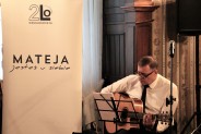 Nauczyciel grający na gitarze