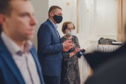 Prezes MMJ rozmawiający z przedstawicielką Wydziału Edukacji UM