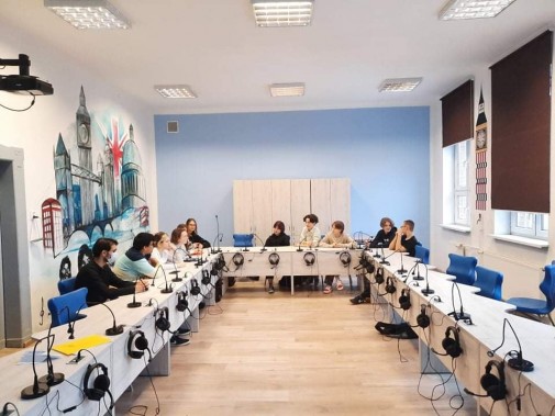 Uczniowie Śniadeka w czasie lekcji w pracowni językowej