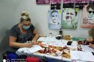 Kobieta w maseczce pisząca list