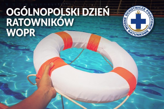 Ręka trzymająca koło ratunkowe na tle basenu.