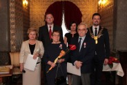 Pamiątkowe zdjęcie pary obchodzacej jubileusz Godów z władzami miasta (7)