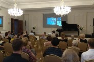 Na zdjęciu publiczność podczas wernisażu Pracowni Ceramicznej w sali lustrzanej SCK Zameczek
