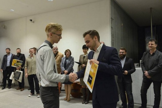 Mikołaj Żądło odbiera nagrodę