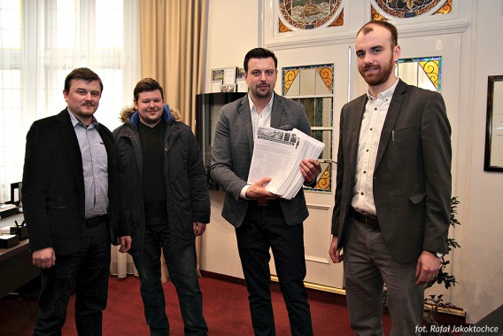 Grupa inicjatorów zbierająca podpisy pod petycją o ratowanie siemianowickiej pływalni spotkała…