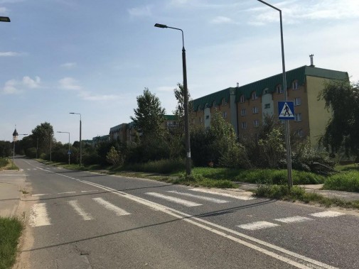 Fragment ulicy Bańgowskiej, po prawej stronie bloki mieszkalne